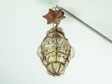une lampe suspendue au plafond, ornée d'une fleur
