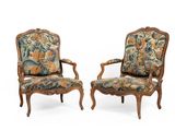 paire de fauteuils en bois sculpté de style Louis XV, avec assises recouvertes de tapisserie