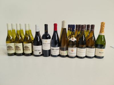 plusieurs bouteilles de vin alignées sur une table
