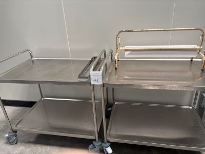 deux chariots en acier inoxydable, équipés de roulettes et d'une poignée chacun
