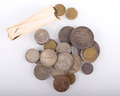un rouleau de pièces à côté d'une pile de pièces