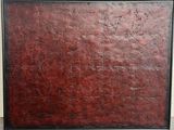 une image représentant un tableau sur fond rouge, encadré de noir