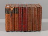 plusieurs vieux livres sont empilés sur une table