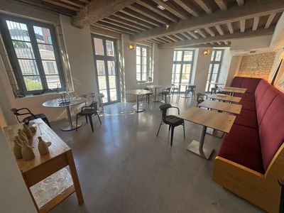 une pièce avec un canapé, des tables et des chaises