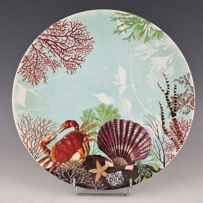 une image représentant une assiette décorative ornée de coquillages et de coraux