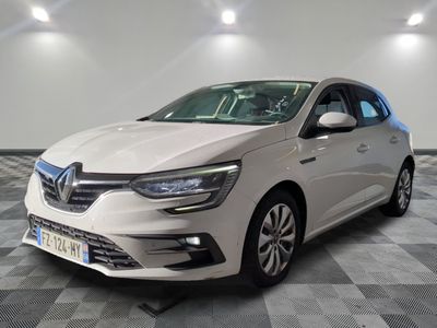 une voiture blanche garée dans une pièce au sol en damier