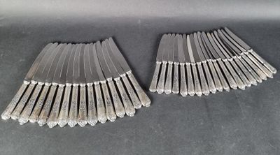 une paire de cuillères et de fourchettes en argent posées sur un support gris