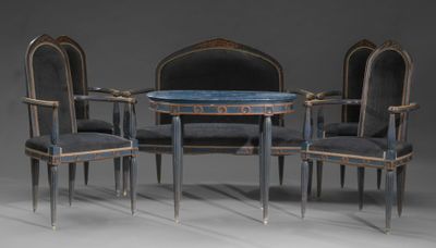 une image représentant un ensemble composé de quatre chaises et d'une table au plateau en marbre