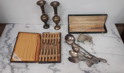 une table sur laquelle se trouvent de l'argenterie et une boîte