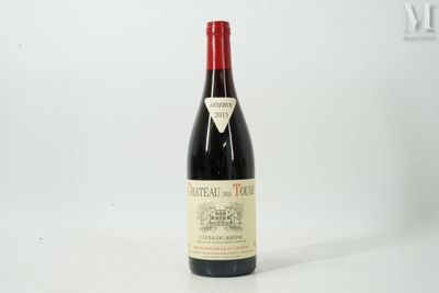une bouteille de vin posée sur une table