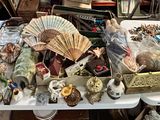 une table sur laquelle se trouvent de nombreux objets différents