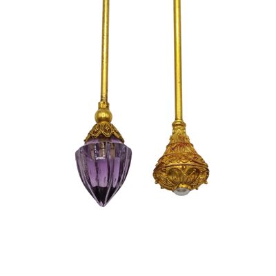 une paire de boucles d'oreilles en or et en améthorate sur fond blanc