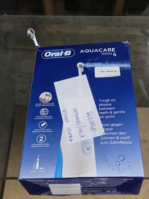 emballage d'une brosse à dents muni d'une étiquette, posé sur une table