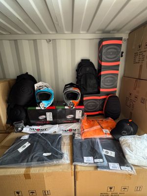 de nombreuses valises empilées à l'arrière d'un camion