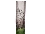 un grand vase en verre orné d'un motif représentant des arbres