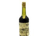 une bouteille d'huile d'olive sur fond blanc