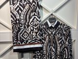 une photo d'une robe et d'une chemise accrochées au mur