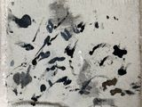 une photo d'une feuille de papier avec des éclaboussures d'encre dessus