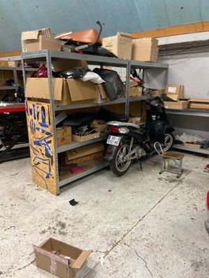 de nombreux cartons et boîtes sur les étagères du garage
