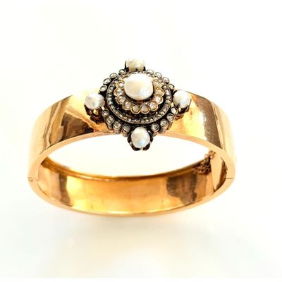 an image of a gold ring with pearls and diamonds on it