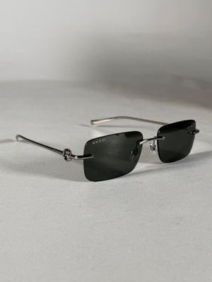 gros plan d'une paire de lunettes de soleil sur une surface blanche