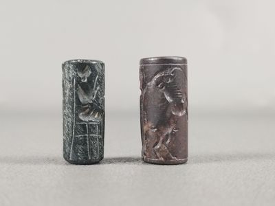 deux types différents d'objets en argent et en bronze sur un fond blanc