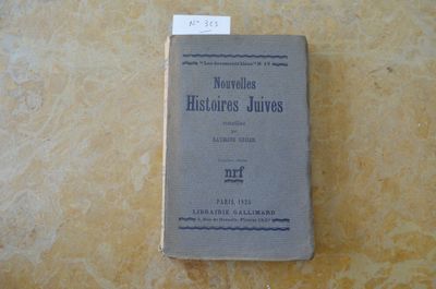un vieux livre posé sur une table, avec une étiquette dessus