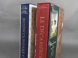 trois livres sont empilés sur une table