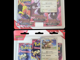 deux paquets de cartes à collectionner Pokémon dans des sachets en plastique, sur fond noir