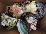 une boîte en carton remplie d'objets en porcelaine de toutes sortes