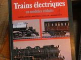 deux livres posés sur une table
