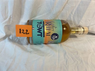 une bouteille de vin posée sur un drap blanc, avec une étiquette de prix