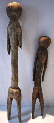 Afrique Lot de deux statuettes Mabo Bois Hauteurs : 81 cm et…