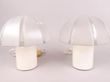 une paire de lampes de table en plastique blanc, dotées d'un abat-jour en plastique transparent
