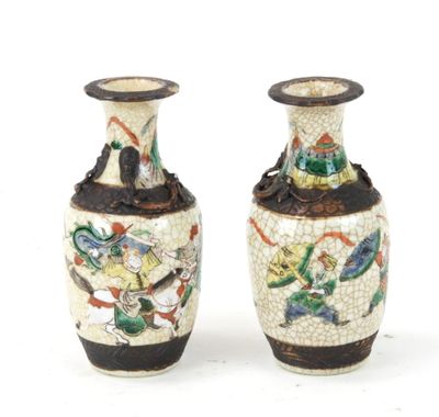 deux vases posés côte à côte sur une surface blanche
