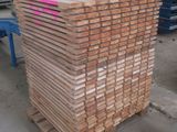 plusieurs piles de planches de bois empilées les unes sur les autres dans un entrepôt