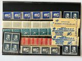une photo d'une collection de timbres exposée