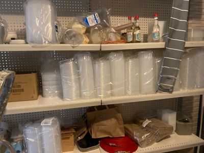 de nombreux objets sur les étagères de la pièce