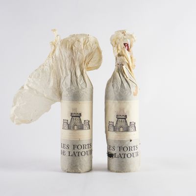 deux bouteilles de vin emballées dans du papier