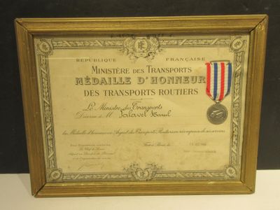 une vieille photo encadrée représentant une médaille et une médaille posée sur une table