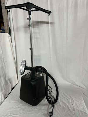 une image représentant une photo en noir et blanc d'un aspirateur