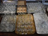 plusieurs plateaux de verres à vin vides et des plateaux de verres à vin vides posés sur une table
