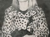 photographie en noir et blanc d'une femme vêtue d'un manteau à pois tenant un ours en peluche