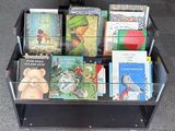 une sélection de livres pour enfants dans une bibliothèque