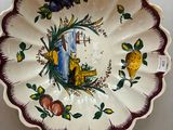 une assiette avec l'image d'un oiseau et de fleurs