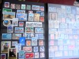 beaucoup de timbres sur la table et une photo au mur