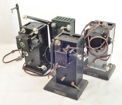 trois téléphones à l'ancienne posés sur un plan de travail blanc