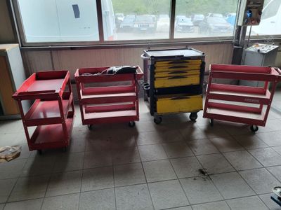 quatre chariots rouges et jaunes au milieu d'une pièce