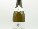 une bouteille de vin posée sur une table