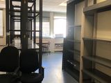 une photo d'un bureau vide avec de nombreuses étagères